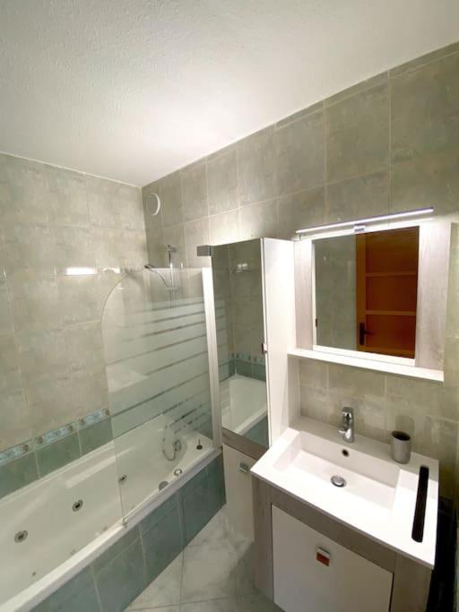 Appartement Spacieux 65M2, Avec Piscine Et Parking Fréjus Dış mekan fotoğraf